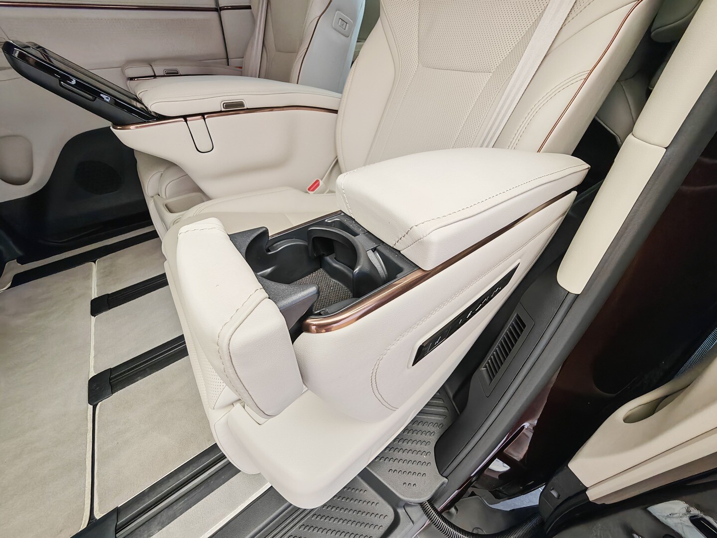 Lexus LM