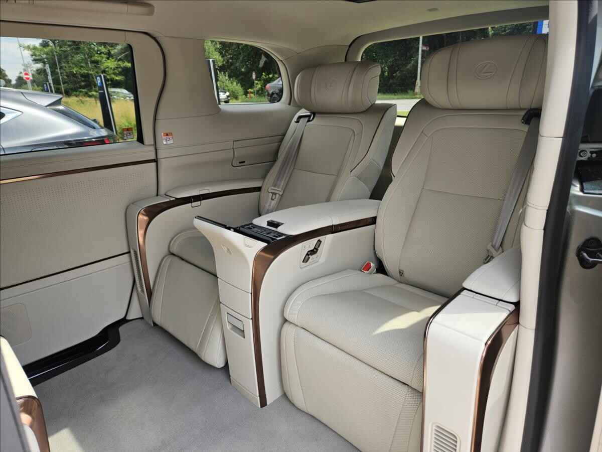 Lexus LM