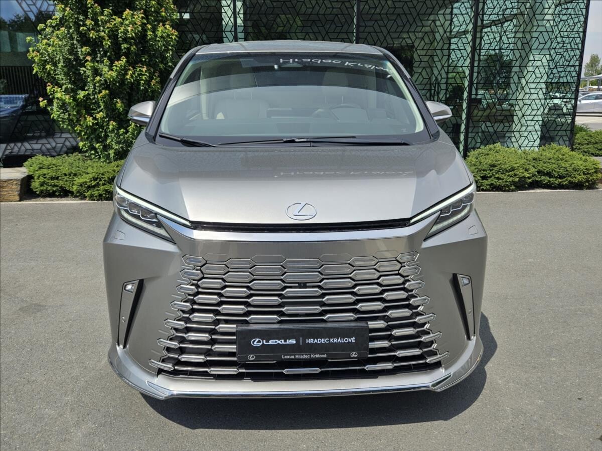 Lexus LM
