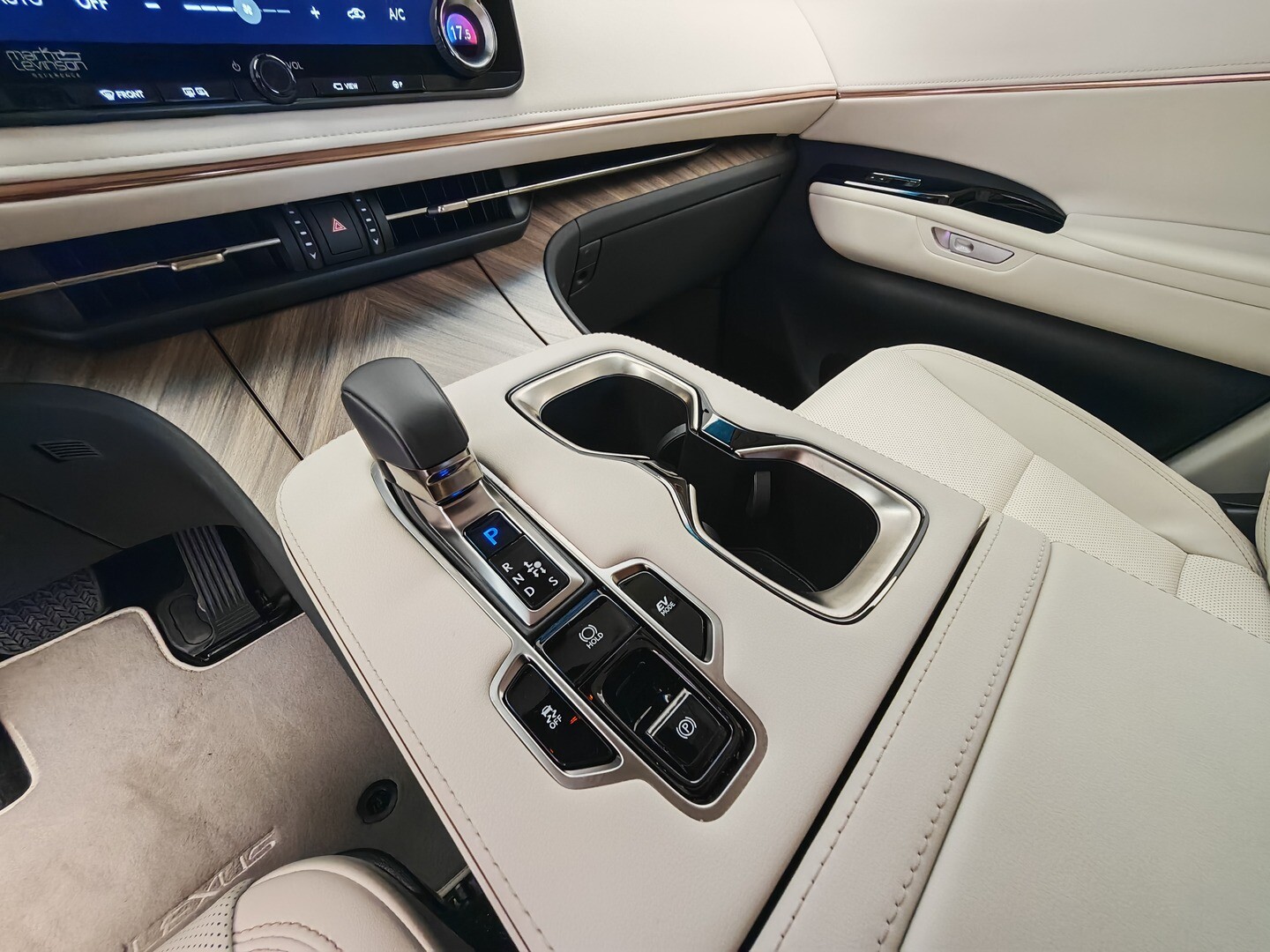 Lexus LM