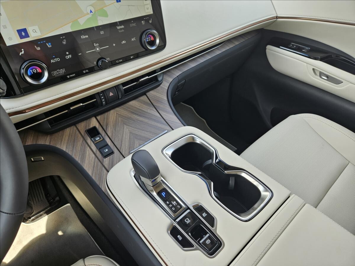 Lexus LM