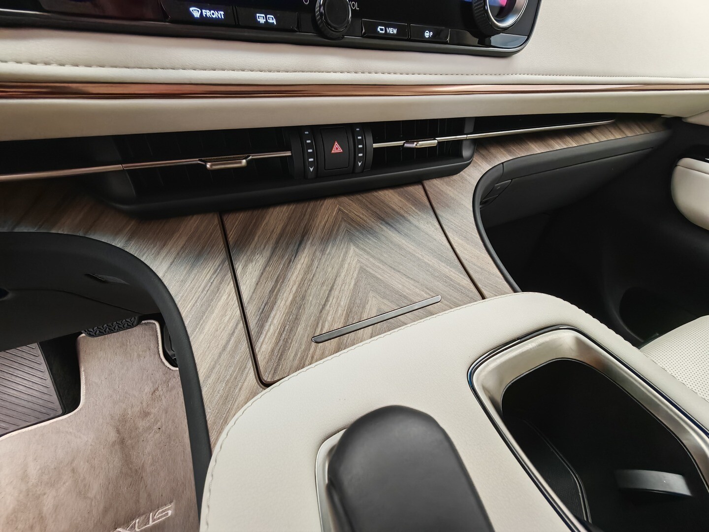 Lexus LM